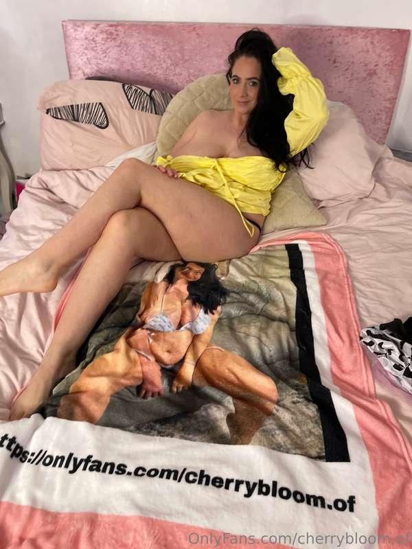 Laying here and waiting for you 😘