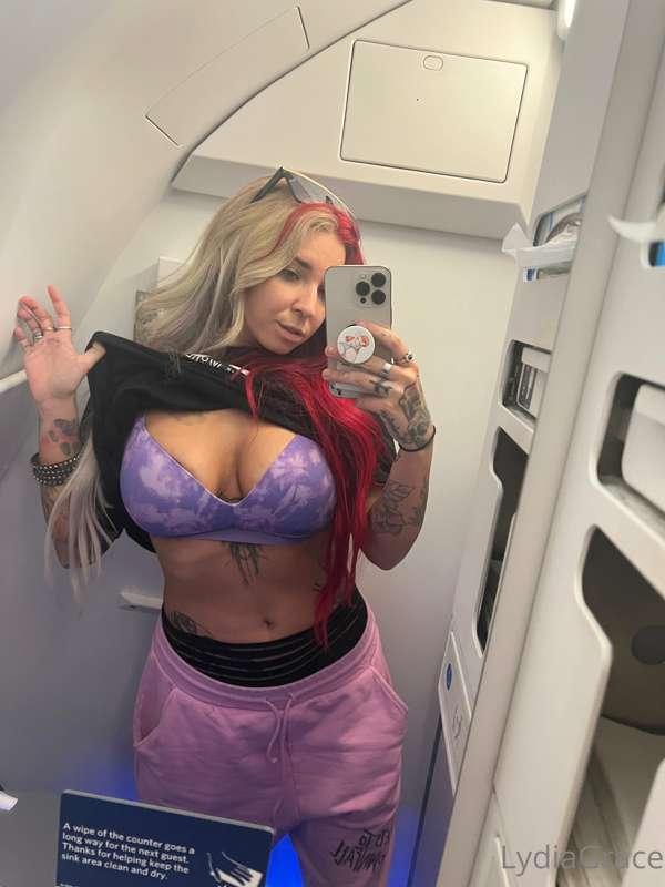 Plane titties🥰