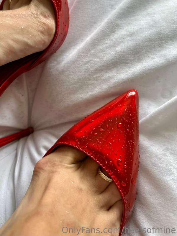 How do you like my wee red heels and toe cleavage ?