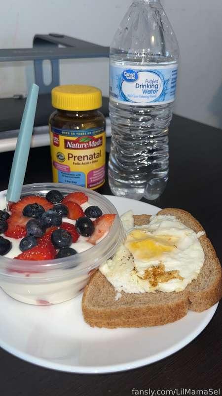 Craving Egg on wheat &amp; a fruit yogurt parfait every morning! 😍😋🤰🏻

#fyp #pregnant #yummy #foodporn #feedee #preggo #weightgain #babybump #eating #healthy #mommy #blog