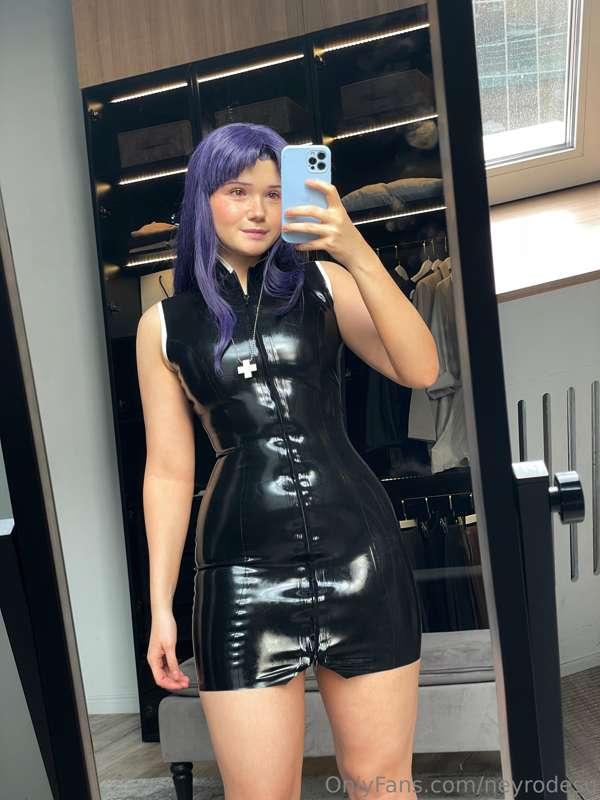 What do you think of latex outfits ? 🧐🖤