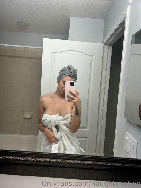 nothing better than steamy pussy to start the day all wet 😶‍..