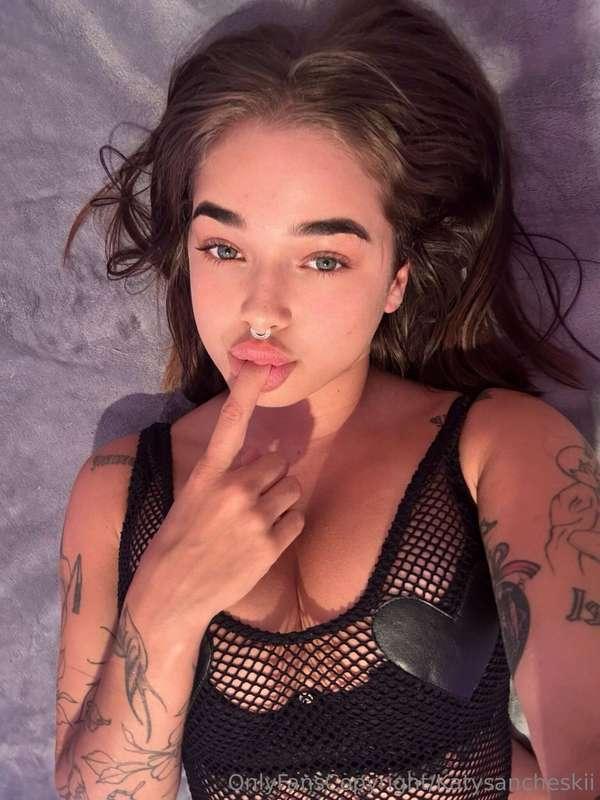 Estoy un poquito...Te espero en el chat🤭