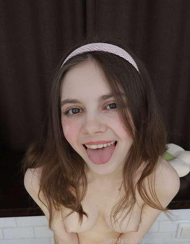 Mm.. I really want to tease you 🤭

#footfetish #feetfetish #foot_fetish 
#teen #young #babygirl #20 #babyface #video #boobs #breast #b_cups #short #naked #cute #porn #ahegao #lips #face #loli #egirl #petite