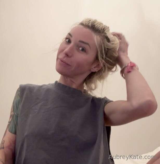 Messy hair, dirty thoughts 😏💦