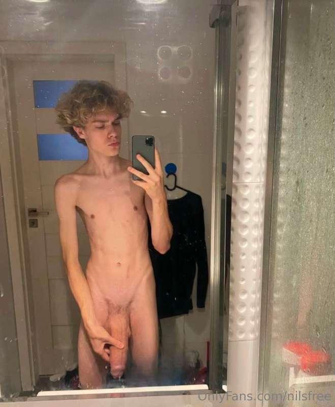 😍 Just look at this🤤He Has The He Has The BIGGEST TWINK COCK..