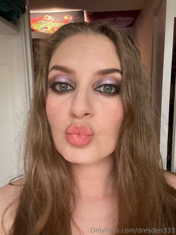 Have a lil goodnight kiss💋~