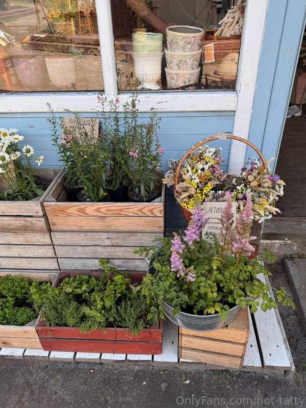 Cozy vibes and a bit of inspiration — right at the doorstep ..