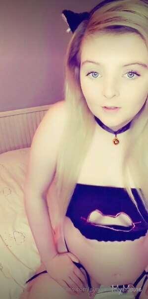 I’m a BAD kitty for you daddy. Watch me stretch my tight hol..