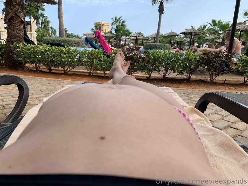 I so enjoyed just stuffing and lounging about by the pool la..