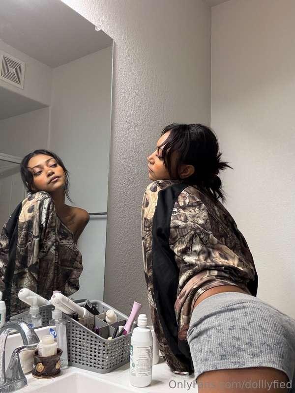 caught myself staring… would u? 😏