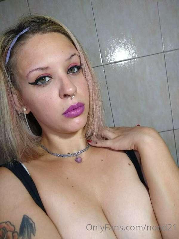 My friend @luna_sofi wants to play, will you keep her compan..