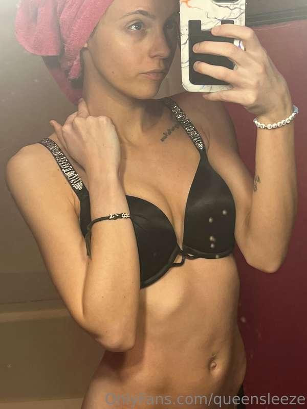 Sending one free pic to all my subs, message me you dirty sl..
