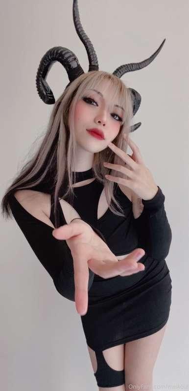 A *VERY* horny succubus has appeared!  Satisfy her? ♥️