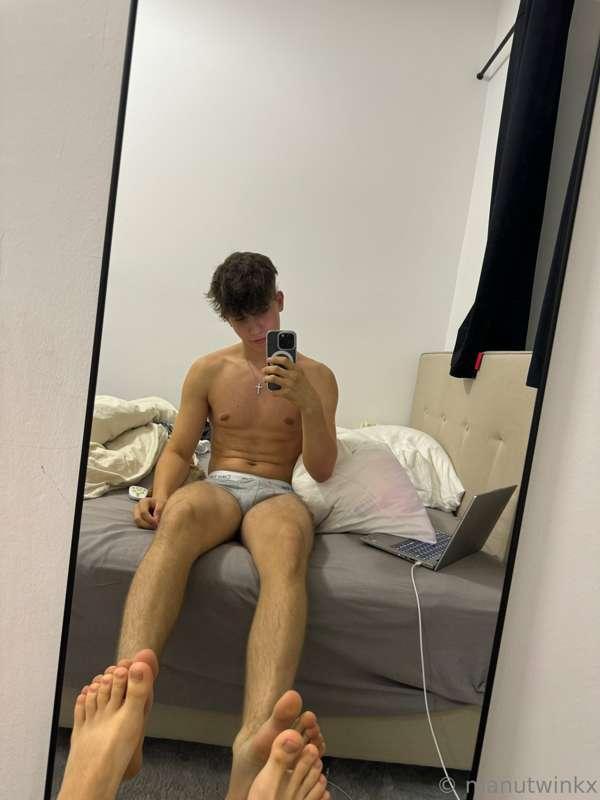 I just want to say hi 🦶☺️