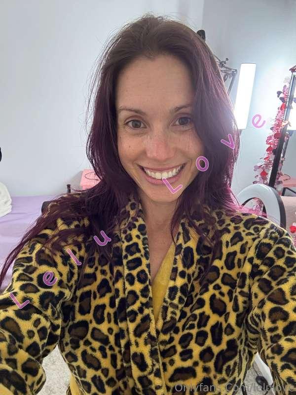 Good morning!! 💋Where's all my robe lovers at??🥰