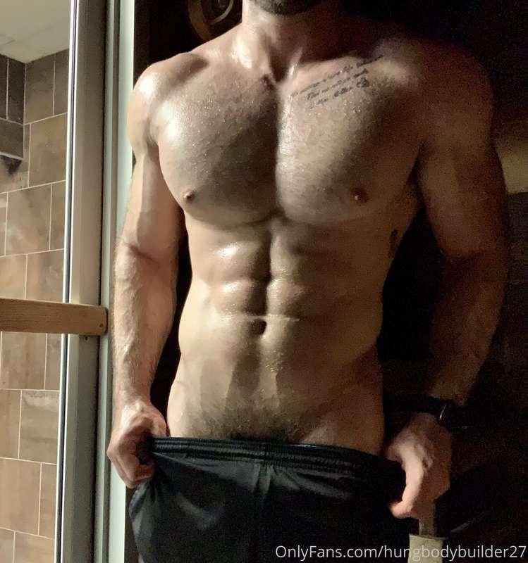 Really been enjoying this sauna lighting lately 💦 good chest..