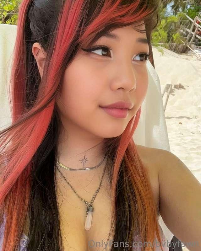 here’s some cute selfies of me on the beach!!! hi y’all, i’m..