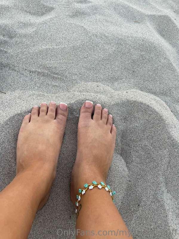 Sandy toes by the sunset 🌅😩