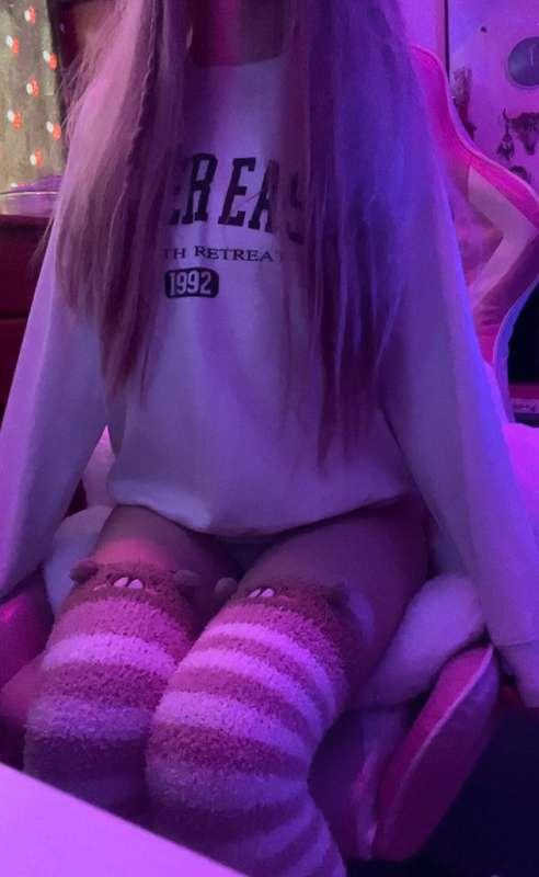 Shhh, daddy might hear me! 🩷😇