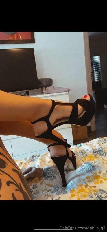 trovo molto carini i miei piedini..🥰🤩🍭
li mostro poco in fot..