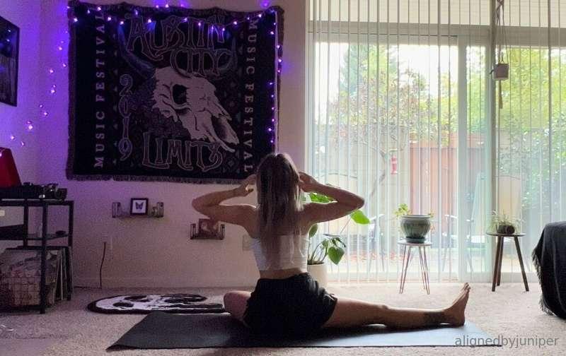 It's yoga o’clock 😍