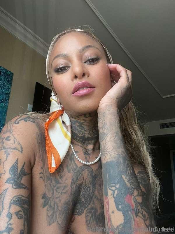 Come talk to the absolute stunning Vudu! @iamvududahl She wi..