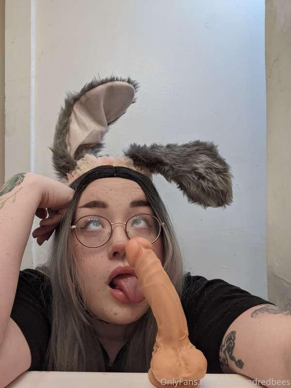 Anyone want a 3min Bunny Blowjob video?
Tip here too see it!..