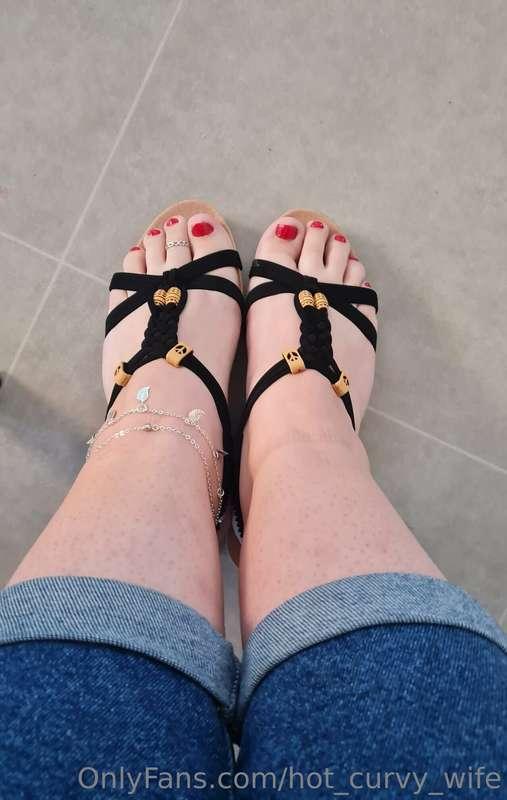 It's a boobs out, toes out kind of day! 😘