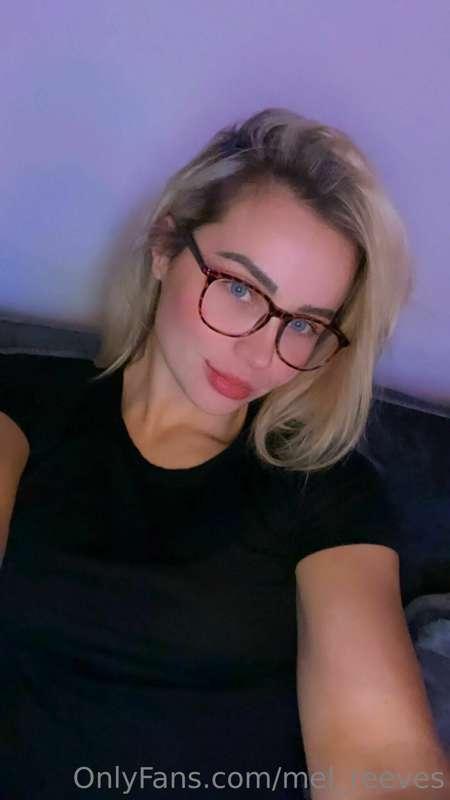 Online with my wine who wants to chat? 👀🍷