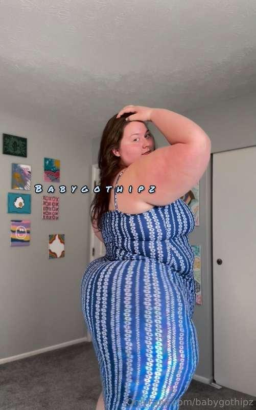 I genuinely feel so incredibly sexy in this blue dress! 💙🩵  ..