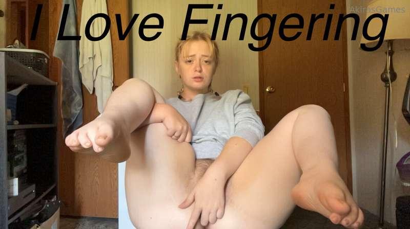 I love fingering my booty and stretching it with my fingers...