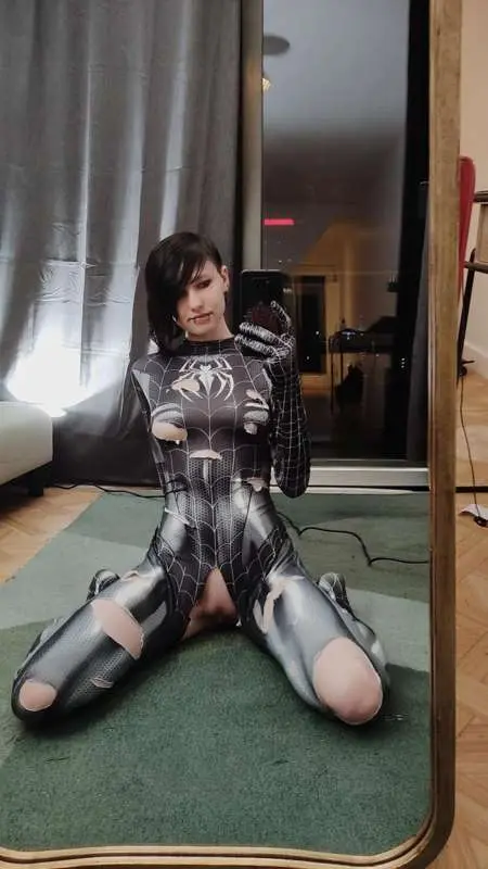 hey 😜 just #mirrorselfies from your girlfriend xx

#tomboy #bodysuit #cosplayer #venom #marvel #ass #labia #young #shorthair #emo