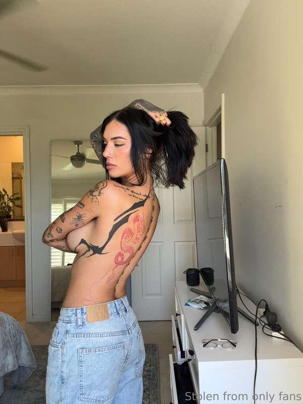 Keeping it simple… or maybe just keeping it hot. Wanna see m..