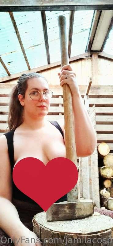 𝑰𝒕 𝒈𝒆𝒕𝒔 𝒘𝒂𝒓𝒎 𝒘𝒉𝒊𝒍𝒆 𝒘𝒐𝒐𝒅𝒄𝒖𝒕𝒕𝒊𝒏𝒈🥵🔥

I have a;
• Suggestive top..