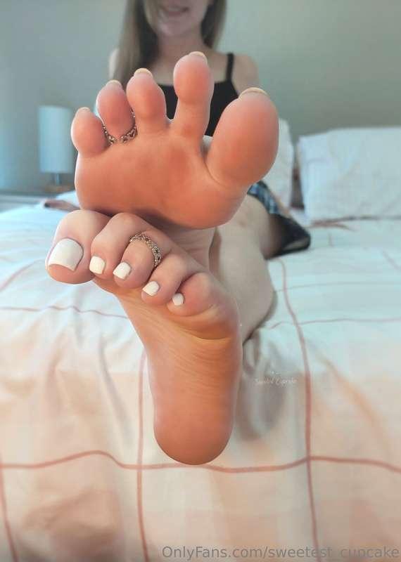 If toes not meant for sucking, then why lollipop shaped 🤔🤔Hm..
