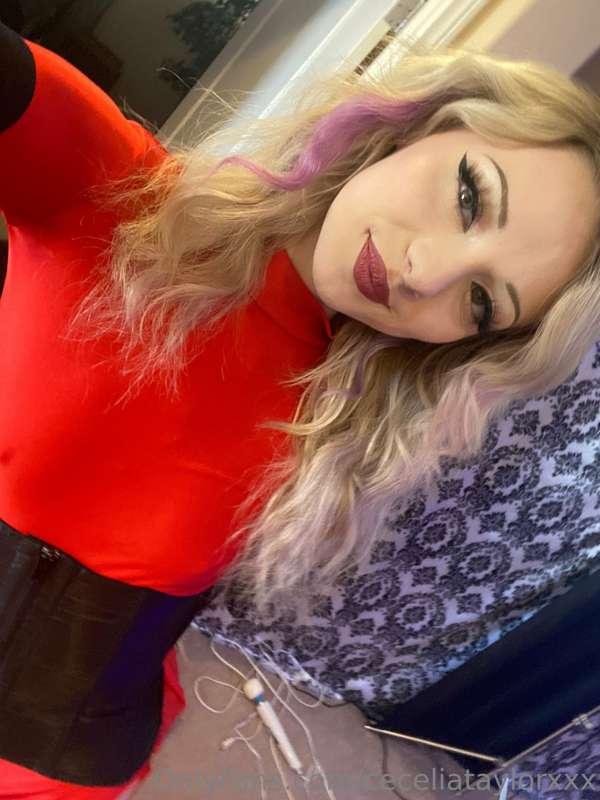 I’m almost to 1k fans here!! Should I give a discount on my ..