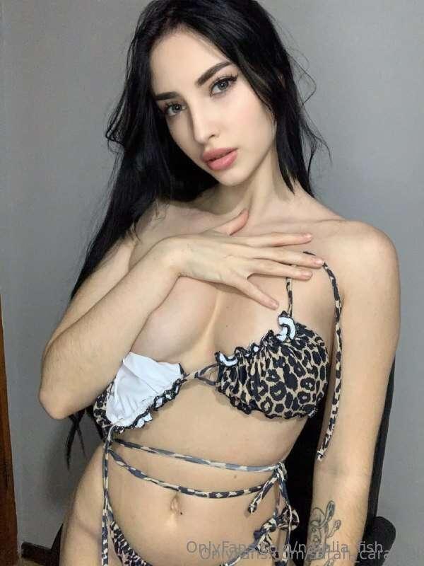 @sarah_caramel 😇 wants to play with you! She will unlock you..