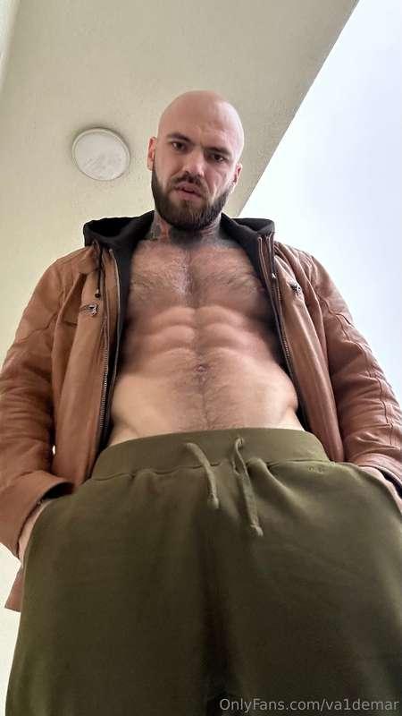 Come closer to admire this perfect body with pumped muscles ..