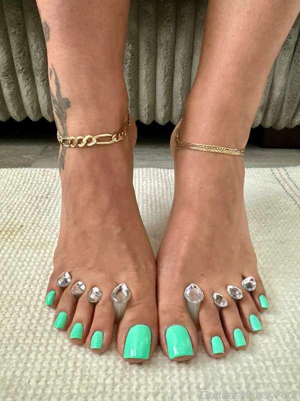 New pedi ✨

#greentoes #greenpedi #greennails #anklet #mintgreen