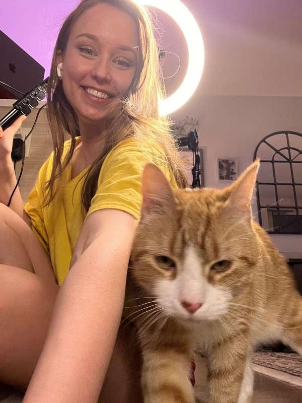 Thank you all for joining tonight’s little cooking livestream! Obligatory post stream flash with bonus cat-photobomb 😹💕 I’ll see y’all on Wednesday for more chill fun on twitch.tv/missionicecream 