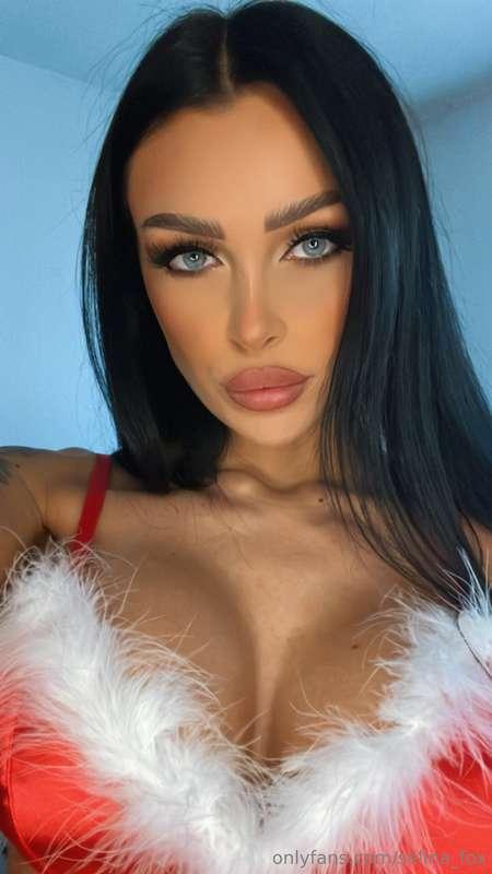 Mistletoe kisses and cheeky wishes—it's the perfect combo 😇😈