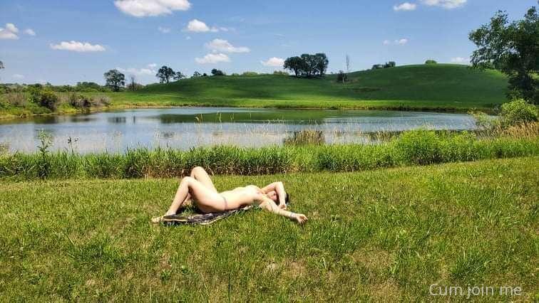 Happy 4th of July 🎊🎉. Wanna cum💦💦 join me outside for alittl..