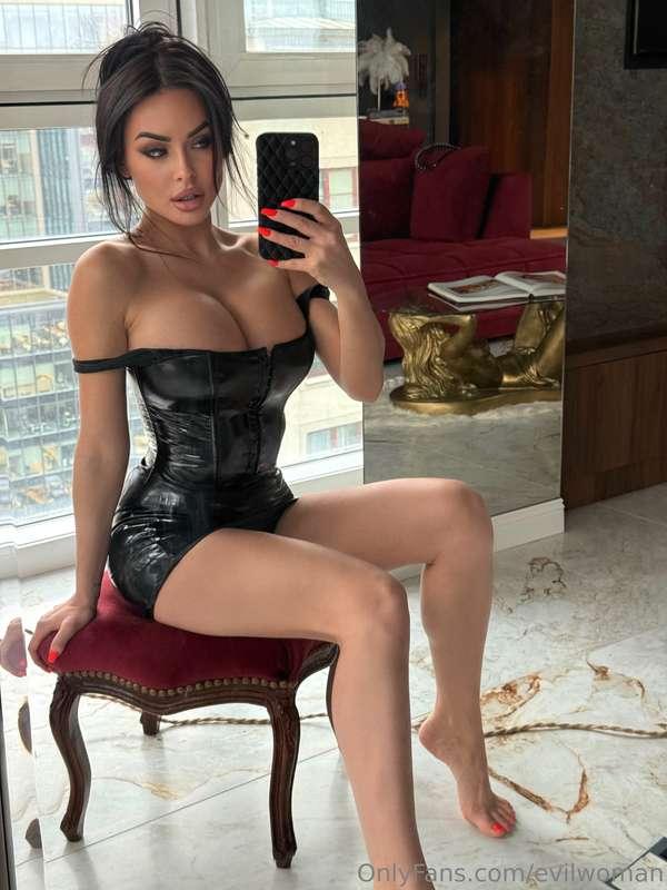 Sensual Goddess 👸🏻 I know how much my feminity make you fall..