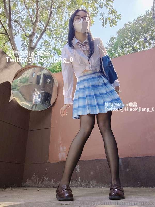 Naughty boys look under my skirt as I try to go to school
当我..