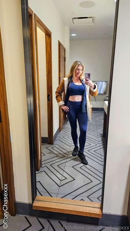 Wanna see what's under these tight leggings?💦👅