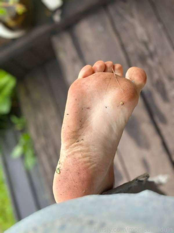 My dirty feet are ready to be sucked 😈
Come here, loser 

#toes #dirtyfeet #goddess #mistress #sporty #femdom #findom #feet #footfetish 