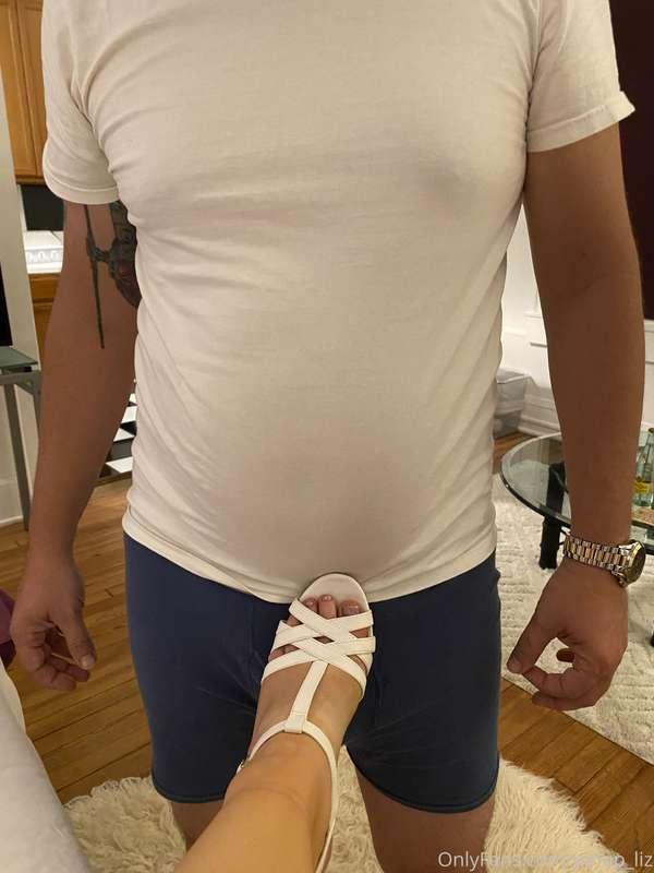 Who likes my pretty feet?