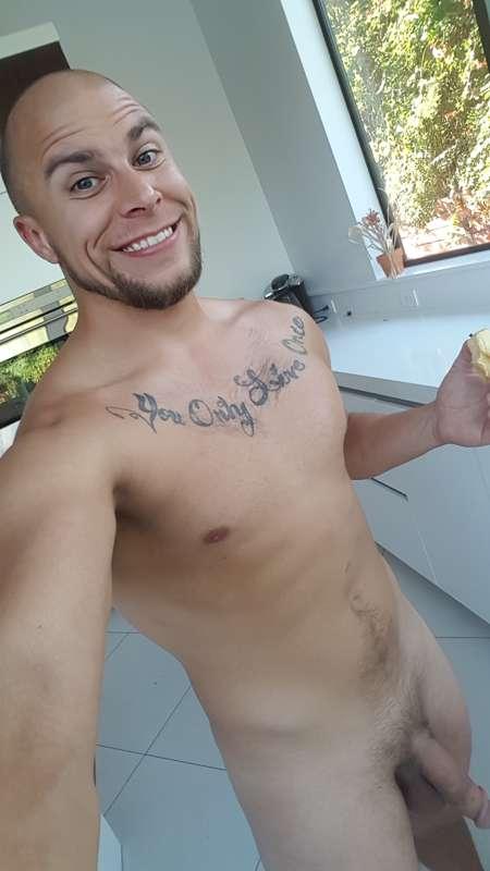 chillen on set for #transangels gonna do some flip flop fuck..
