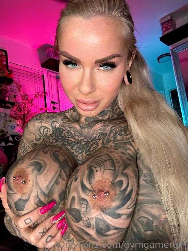 I get my pussy and asshole tatted NOW !! 🤫😉